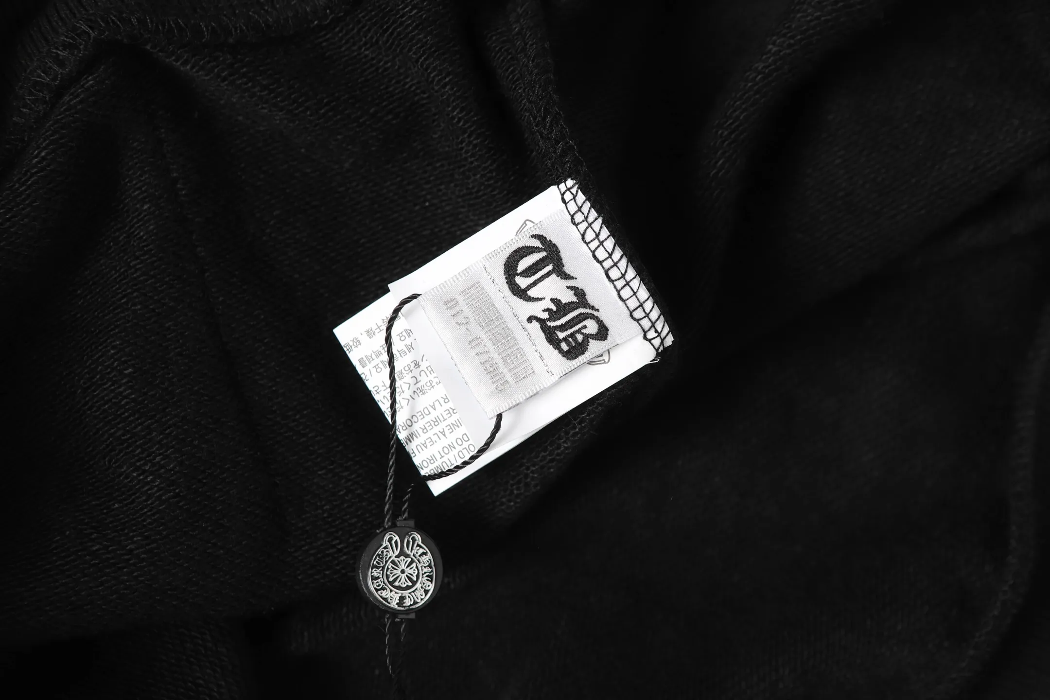 P240 Cross-border model, please do not place an order if you are pursuing quality - Chrome Hearts/Chrome Hearts Lips👄 Horseshoe Sanskrit printed hooded sweatshirt - High weight, high density, high quality, soft, delicate and skin-friendly wool, soft and silky to the touch, excellent warmth and skin-friendly properties - Custom-woven and dyed, no color difference, no matter the fabric or workmanship details, beat the ordinary version on the market - Hardware zipper accessories are all customized, full of details -Colour: black white -Size: S M L XL